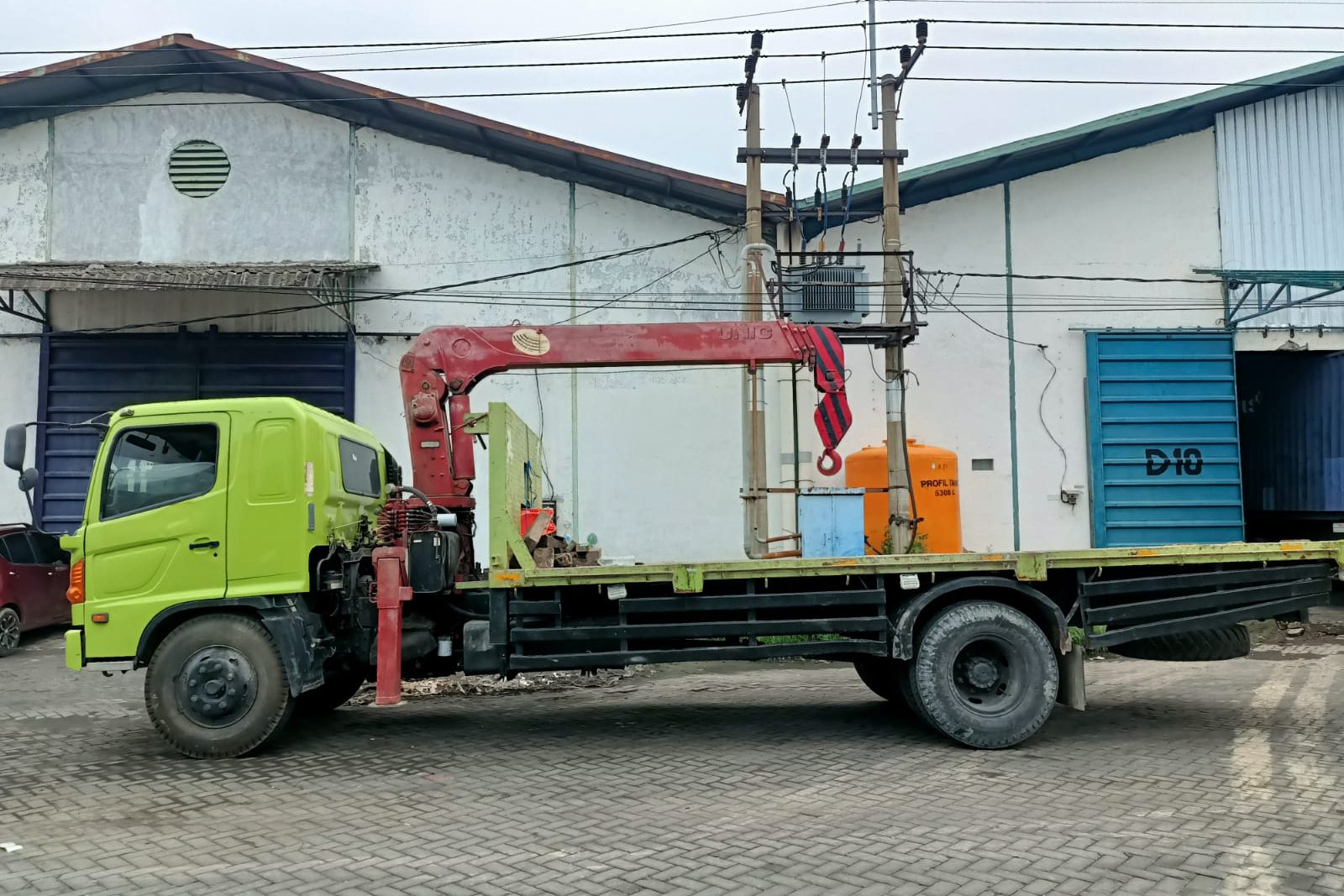 Sewa truck crane surabaya 08227175174
