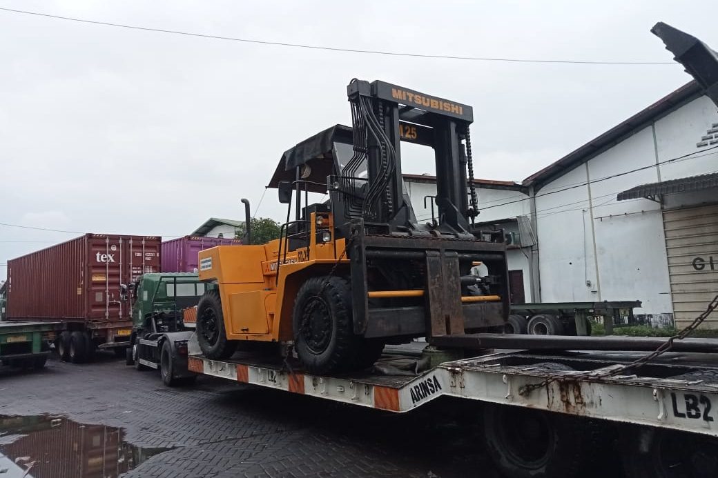 rental forklift 25 ton harian