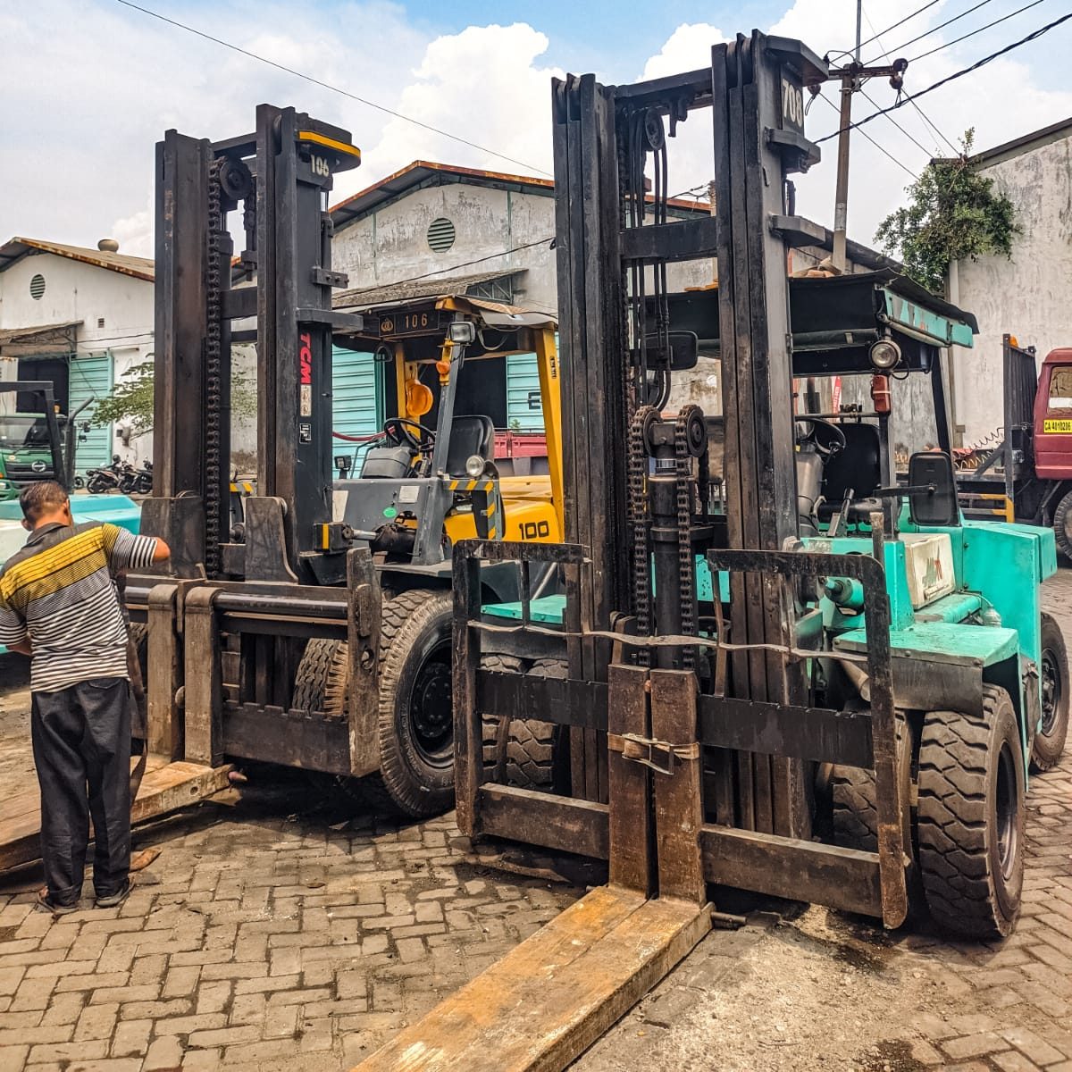 sewa forklift kedurus karang pilang surabaya