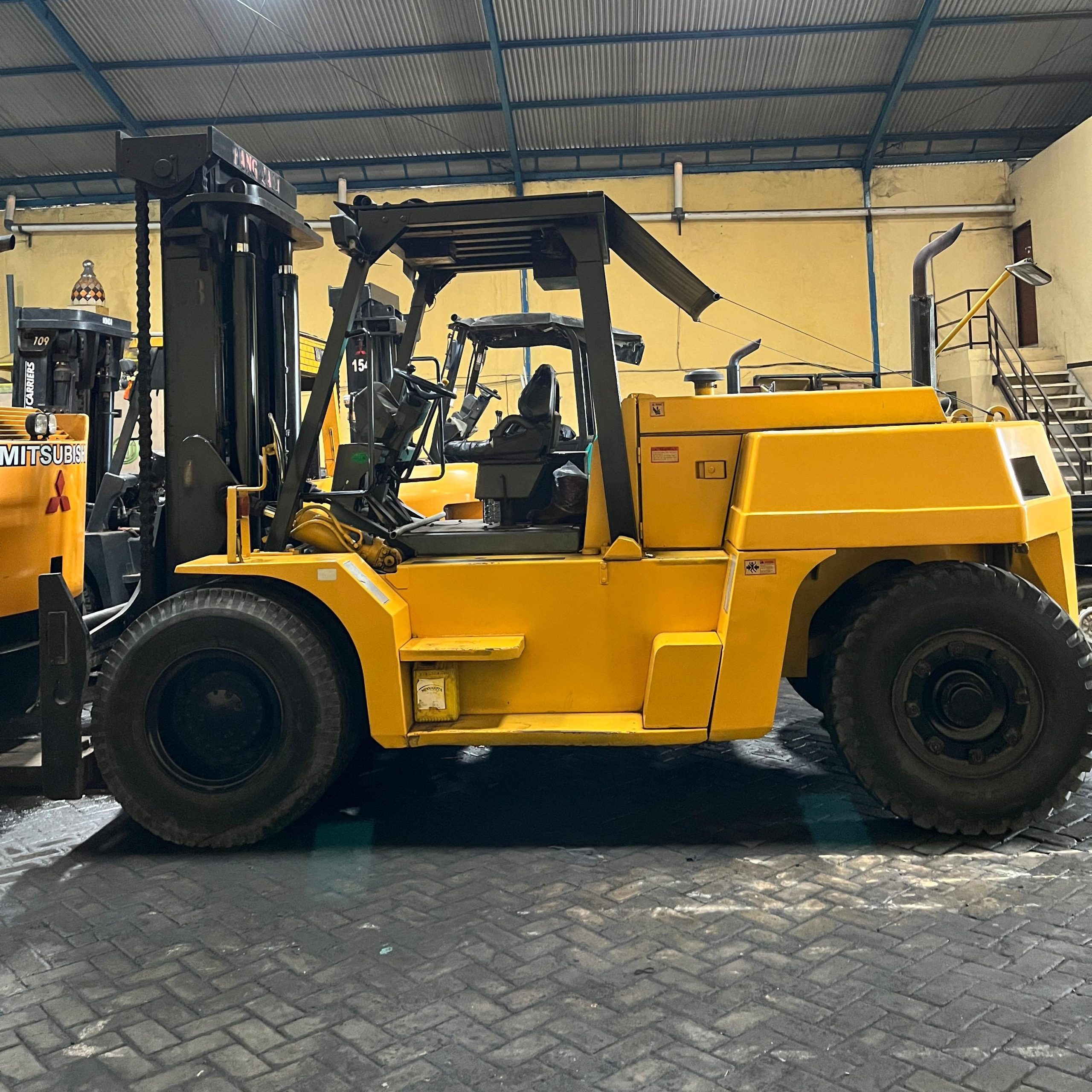 Sewa Forklift Cangkir Driyorejo 