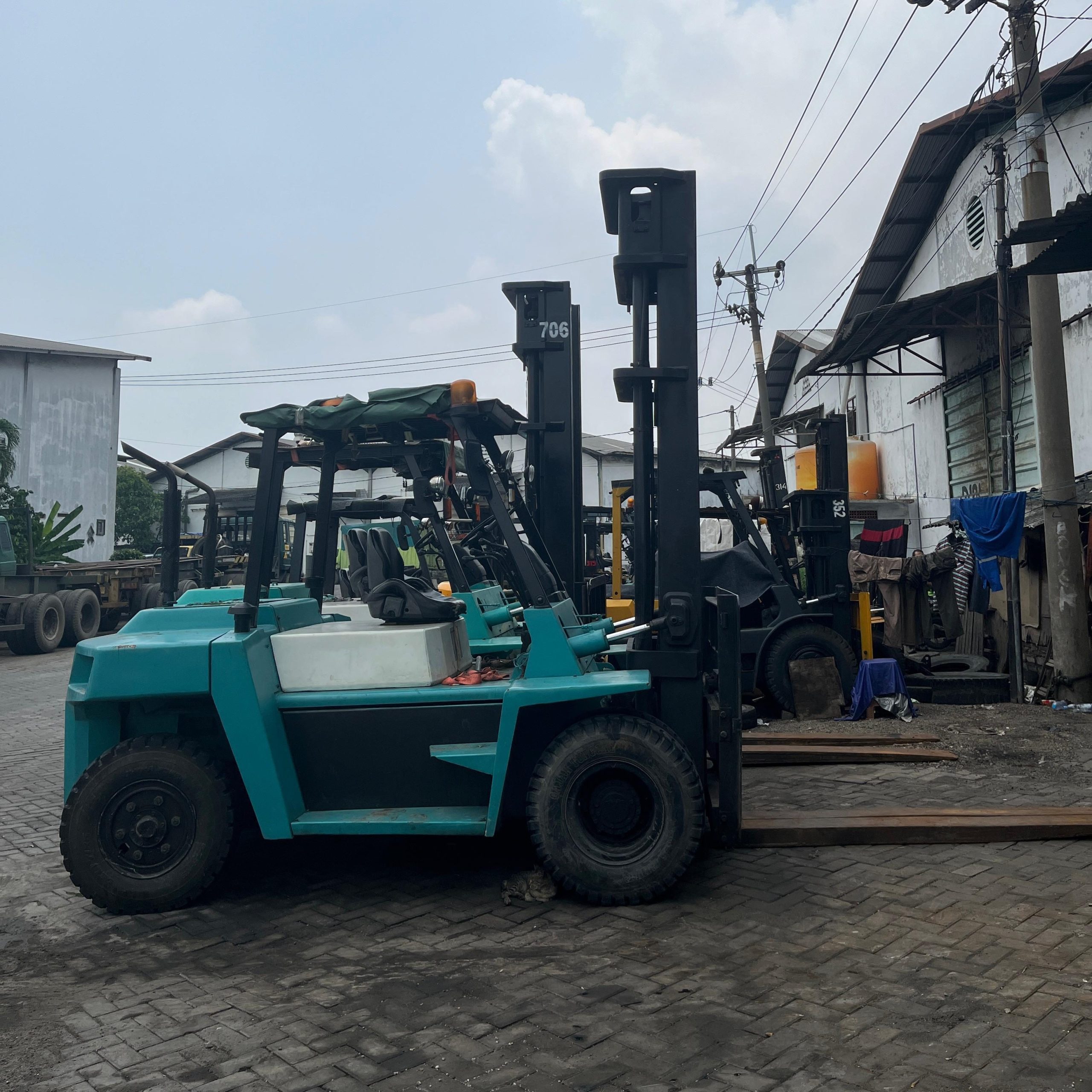 Sewa Forklift Pasar Atom Surabaya