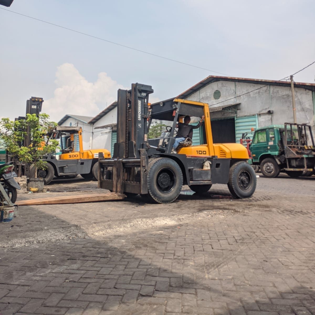 Forklift Terbaik Wiyung Surabaya