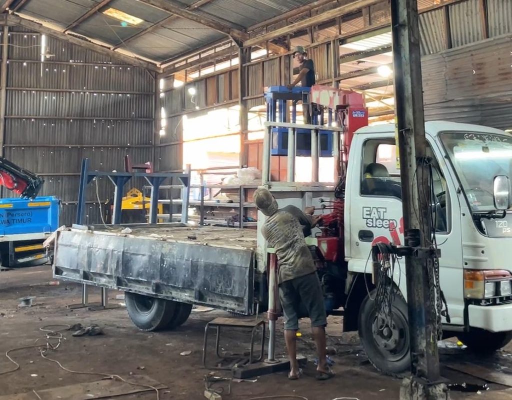 Repair Truck Crane Surabaya bengkel crane surabaya